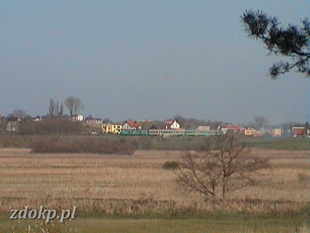 2005-04-25.01 widok skladu przed skoki .JPG - Pocig osobowy relacji Pozna G. - Wgrowiec przed stacj Skoki